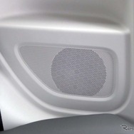 リアドアには全体域をカバーするフルレンジスピーカーをインストール