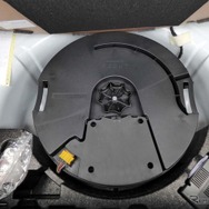 重低音用サブウーハーはカーゴルームのスペアホイールスペースにセット