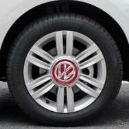 185/55R15タイヤと専用アルミホイールの組み合わせを標準装備