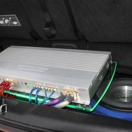 アクリルにはグリーンのイルミを使った間接照明が施される。ラゲッジフロアにビルトインされるサブウーファーとのコンビが絶品。
