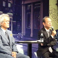 記者会見する伊勢清貴専務役員と澤良宏常務役員