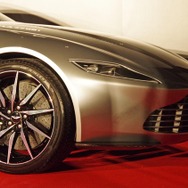 『007 スペクター』にボンドカーとして登場するアストンマーティン DB10