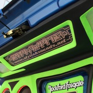ショップのロゴを入れたアクリルパネルをビルトインするなど、カスタムの手数も多いトランクリッド部。