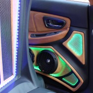 リアドアを閉じた状態は車内のエンクロージャー＋アンプラックの脇に、リアスピーカー＋イルミがのぞく設計。