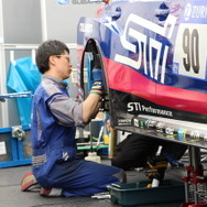 【ニュル24時間2017】スバルのメカニックは販売店の星！ レース支え3連覇目指す