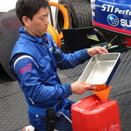 【ニュル24時間2017】スバルのメカニックは販売店の星！ レース支え3連覇目指す