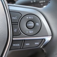 ACCやレーンキープなどのスイッチは、トヨタ車が採用するレバー式ではなく、一般的なステアリングスイッチタイプのためとても使いやすい