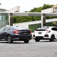 ホンダ シビック セダン（左）とシビック ハッチバック（右）