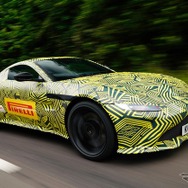 アストンマーティン ヴァンテージ 新型と思われるスパイショット。そのデザインはボンドカー「DB10」の流れを汲む