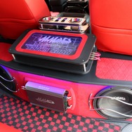 フロントシート後部に設置したオーディオボックス。パワーアンプ×２台、サブウーファー２発を凝縮してインストールする。