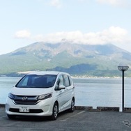 ホンダ フリード ハイブリッド G ホンダセンシング。桜島をバックに記念撮影。