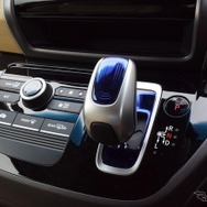 ATのシフトレバーはバイワイヤ式。手動変速モードを持たないため、DCT（デュアルクラッチ変速機）を自分でコントロールする楽しみはない。