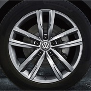 VW パサート ヴァリアント TSI エレガンスライン テックエディション18インチアルミホイール（シルバー）