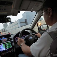 渋滞であってもドライバーはステアリングに手を添えているだけ。アクセルやブレーキ操作もシステムが制御する