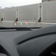 アイサイトのシステムが動作を停止するときはダッシュボード先端のLEDランプがオレンジ色で警告する