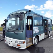 先進モビリティが用意した車両はGPSや道路に埋め込まれたマーカー、ジャイロで位置を特定して走行する