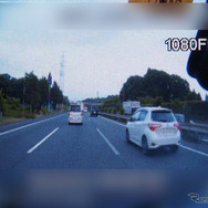 ステーを介して取り付けるとADASユニットが映り込んでしまう(他社製品の例)