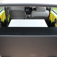 ラゲッジ前方にエンクロージャーを設置。15インチ×２発のボックスは、ほぼ車幅いっぱいにセットされている。
