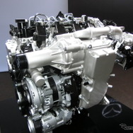 直列４気筒、排気量2.0リッターのSKYACTIV-X。高応答エアサプライとマイルドハイブリッド用のモーターを装着。