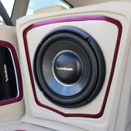 ロックフォードT1をバスレフエンクロージャーでインストール。厚みのある余裕の低音を響かせるユニット＆取り付けだ。