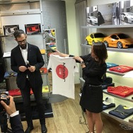オープン前日に開かれたパーティでは、日本専用商品だというTシャツも披露される。日本専用商品も登場!!ランボルギーニのアパレル＆アクセサリーを扱う「COLLEZIONE AUTOMOBILI LAMBORGHINI GINZA」オープン！