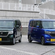 ホンダ N-BOX（左）とN-BOXカスタム（右）