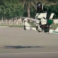 ドバイ 空飛ぶ白バイ　スコーピオン