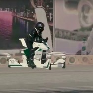 ドバイ 空飛ぶ白バイ　スコーピオン