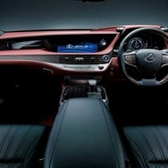 レクサス LS500h エクスキューティブ（インテリアカラー：クリムゾン＆ブラック）