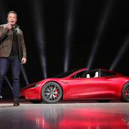 テスラ・ロードスター新型を発表するイーロン・マスク。