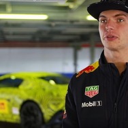 アストンマーティン・ヴァンテージ新型の開発プロトタイプ、とレッドブルのF1ドライバーのマックス・フェルスタッペン選手