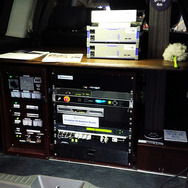 日産『エルグランド』ベースのVSAT（Very Small Aperture Terminal）衛星通信システム搭載中継車