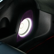 ミッドバスにはLEDを用いたイルミ効果も投入される。ホワイトの振動板ならではの発光が見られるのもこのスピーカーならでは。