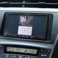 ヘッドユニットにはダイヤトーンサウンドナビを用いる。普段使いしているiPod touchをミラーリングして画面表示して利用。