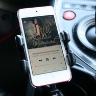 普段のドライブで聴く音源の多くはiPod touchに収録している。普段使いも便利で手軽に好きな音楽を聴く環境を作る。