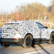 アウディが2018年に発売するSUVタイプのEV「e-tronクワトロ」（仮称）スクープ写真