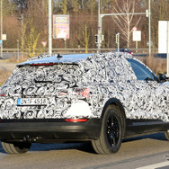 アウディが2018年に発売するSUVタイプのEV「e-tronクワトロ」（仮称）スクープ写真