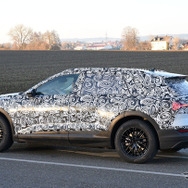 アウディが2018年に発売するSUVタイプのEV「e-tronクワトロ」（仮称）スクープ写真