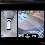 後退時は自車周辺を360°映し出すのに加え、バックカメラはステアリングに連動してガイド線が出る
