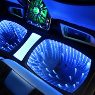 LEDホールを設置したセカンドシートのフロアスペース。脱着可能なパーツだとは思えないフィット感で後席を華やかに彩っている。