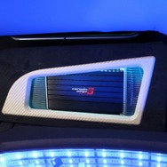 フロントシートの背面下部にボードを設置してサーウィンベガの小型アンプであるB50シリーズをインストール。