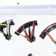 これまでのダイヤモンドカット技術と、専用に開発した加工機械によるハイブリッドマシニングによって、スポーク表面とハブ部分とつながる部分の2面を同時加工