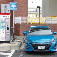 充電中のトヨタ プリウスPHV