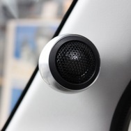同社製のトゥイーターに用意されているバックチャンバーだが、FDSのトゥイーターもぴったりと収まる。
