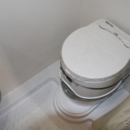 カセットタイプの水洗トイレ。メンテナンスも飛躍的に楽になっていることが分かる。日本のために満を持して導入!!インディアナ・RV、左側エントランスのエメロード406Vエディションプレミアムをキャンピングカーショーに出展。