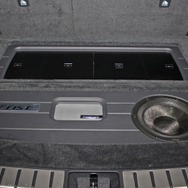 ラゲッジのフロア全面を使ってパワーアンプ×２機、プロセッサー、サブウーファーをインストール。