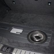 保護パネルを被せれば（プロセッサー＋サブウーファーの部分も同様のパネルがある）このように全面を荷室利用可能。