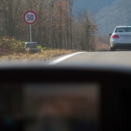 標識を自動的に認識して車速を自動調整した