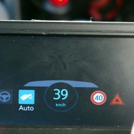 車車間通信で車両の存在を告知して注意喚起(ハザードマーク)
