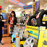 タイヤセレクト東大宮店の長川正樹氏（左）と今井優杏氏（右）